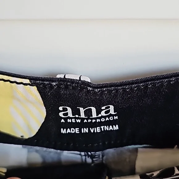 A.n.a Lemon Twill Dress Shorts in Women's Size 4 EUC - Picture 3 of 4